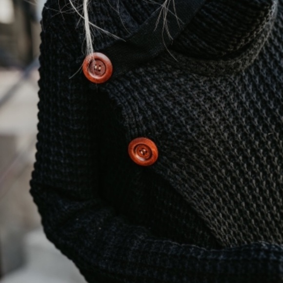 Last 1️⃣ Black Asymmetrical Hem Sweater - Picture 5 of 6